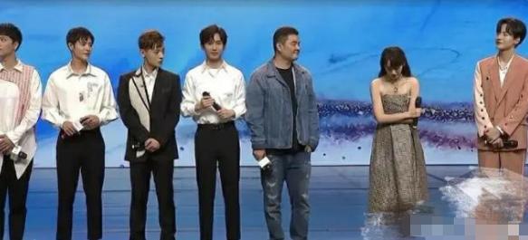 成毅|成毅因拆CP翻车，片场跟导演吵架视频被扒，激动怒指对方险动手