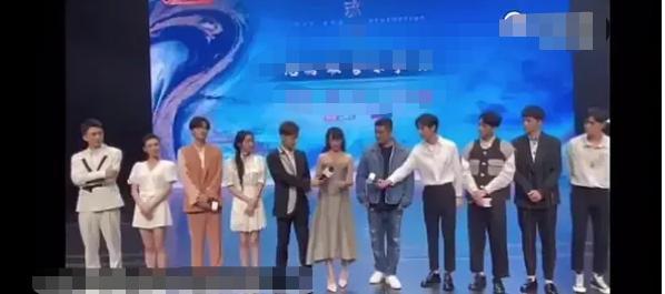 成毅|成毅因拆CP翻车，片场跟导演吵架视频被扒，激动怒指对方险动手