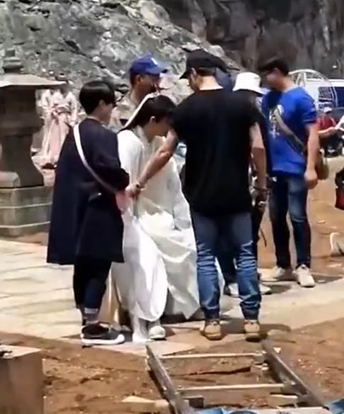 成毅|成毅因拆CP翻车，片场跟导演吵架视频被扒，激动怒指对方险动手