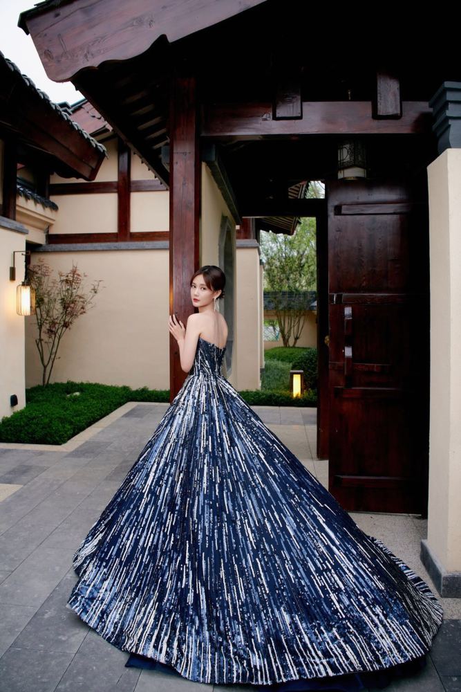 礼服更喜欢李一桐的穿搭风格,蓝色调自带高贵感,低调奢华有内涵_腾讯