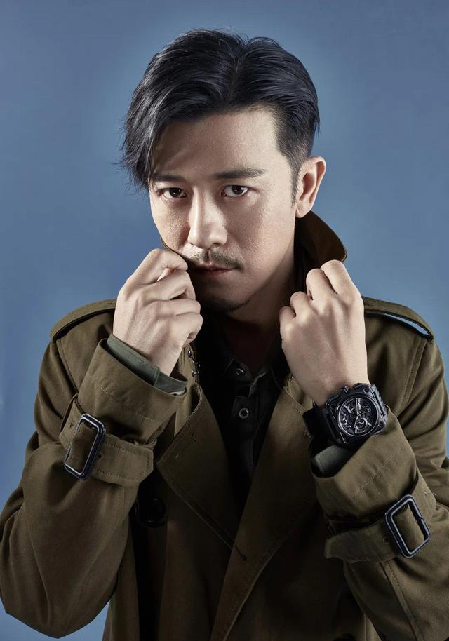 成为了近两年饰演酷帅大叔形象的演员中的一匹黑马