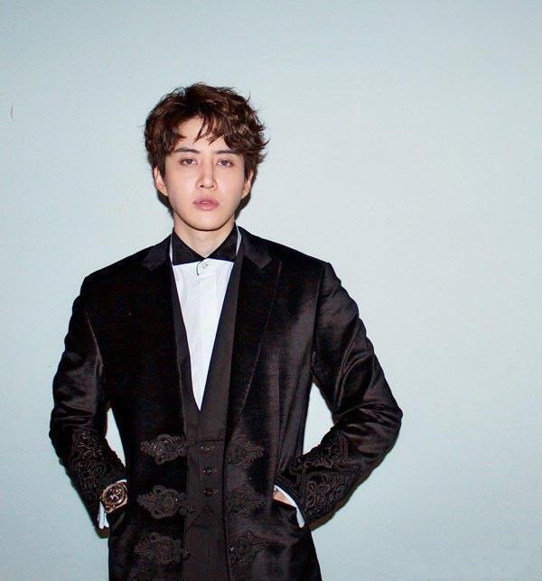 mike的前任sara是一名职业模特,在与mike分手之际发现有孕在身.