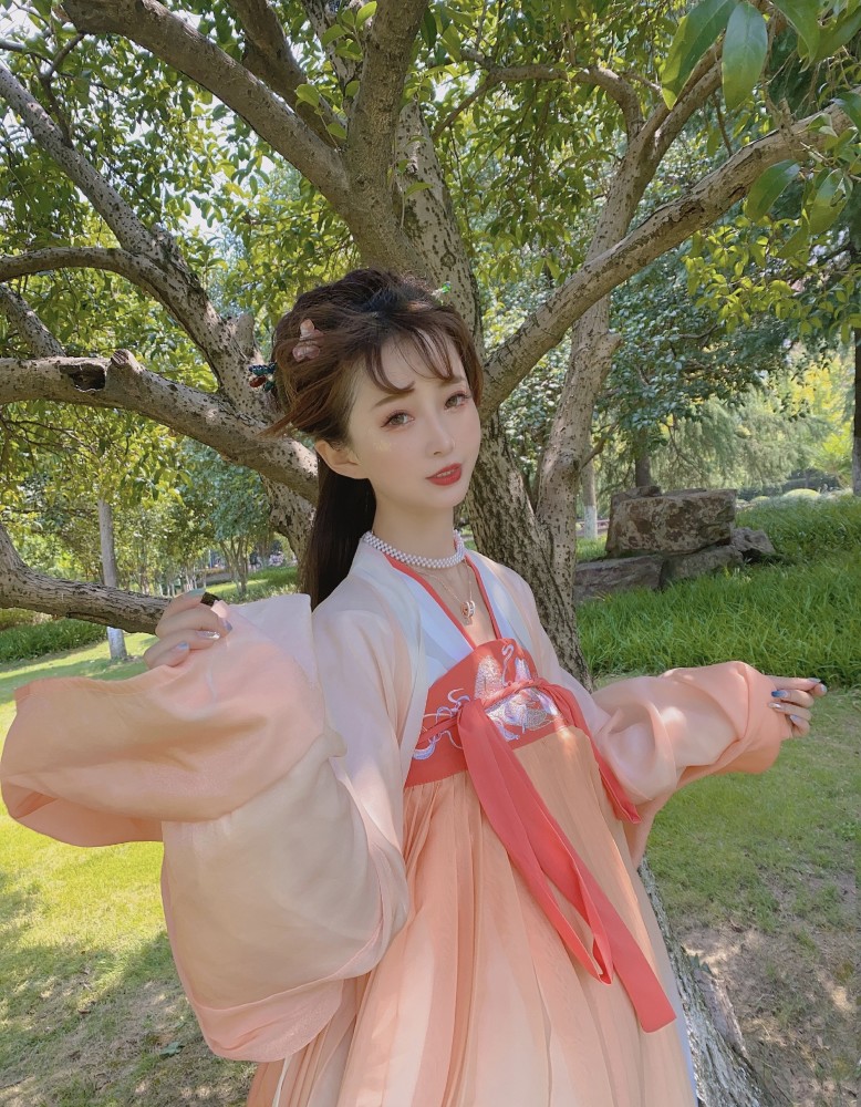 国粹的复兴及传承,爆红的汉服社社长辛九儿_腾讯新闻