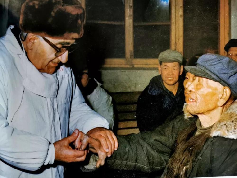 马海德|建国初贫穷落后时，为何马海德博士自愿放弃美国身份，加入中国