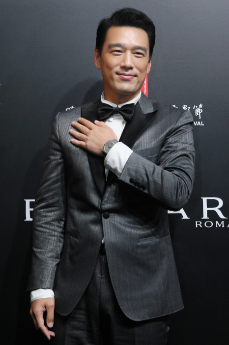 46岁王耀庆,"舅舅"式时尚穿搭,搭配腕表演绎贵族气质