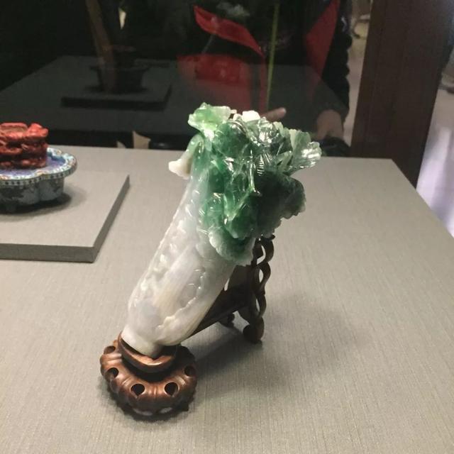 中国有几颗国宝级的 翠玉白菜 传说有6颗 这其中还有一段生动的故事 翠玉白菜 珍妃 昆虫 大陆 瑾妃 国宝 台北故宫博物院 台湾 光绪 爱月轩笔记