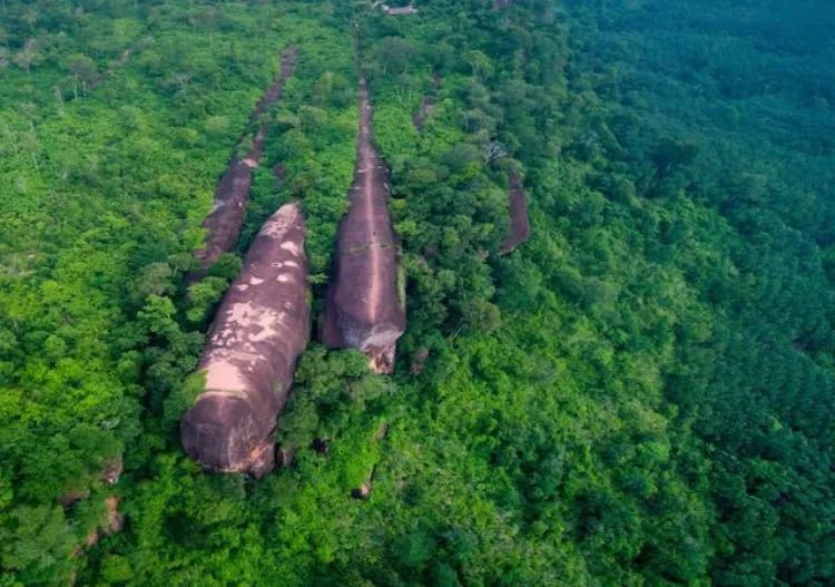 三鲸石坐落在泰国的bueng kan府(中文称"汶干府,位于泰国东北部