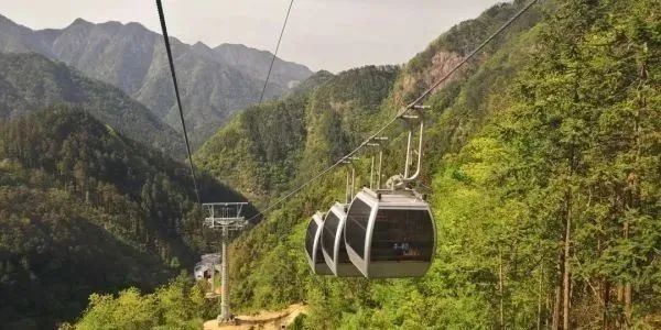为了更好地发展旅游业,景区近年来一直在关闭步道和索道的建设 秋意黄山图片
