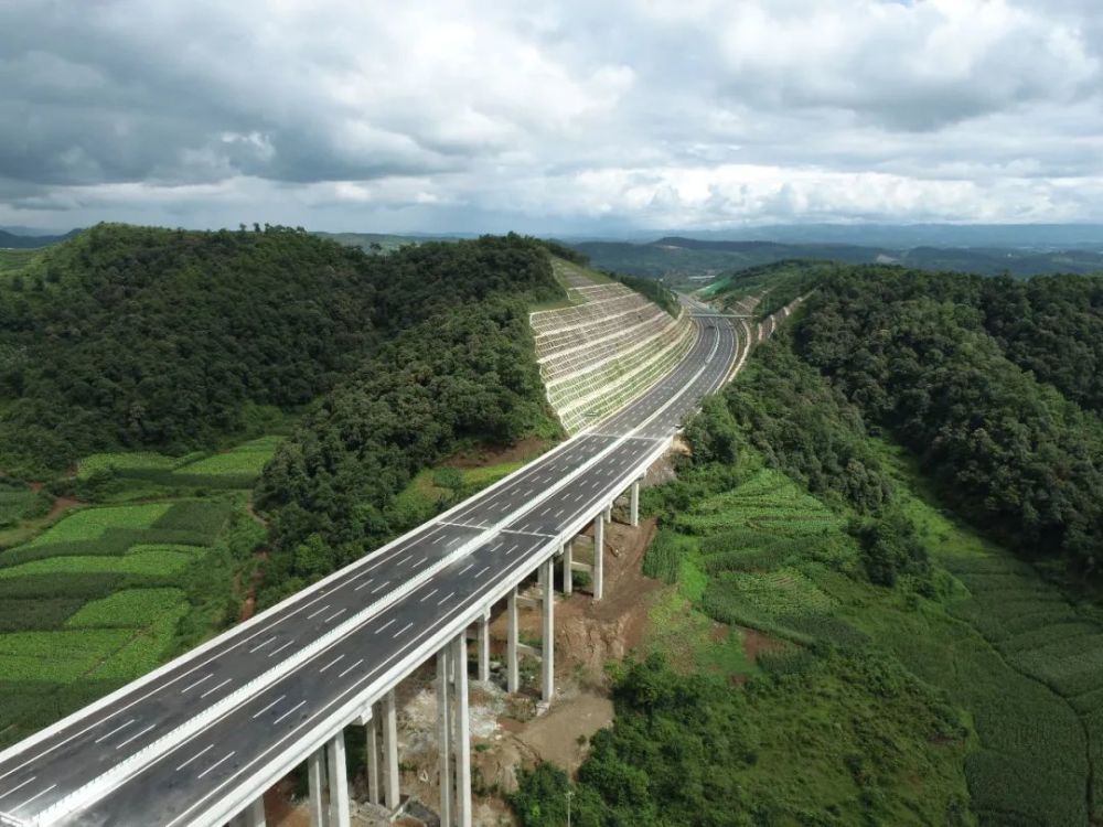 江召高速公路,起于陆良县召夸镇,经召夸南,葵山镇,金马镇,桃园服务区