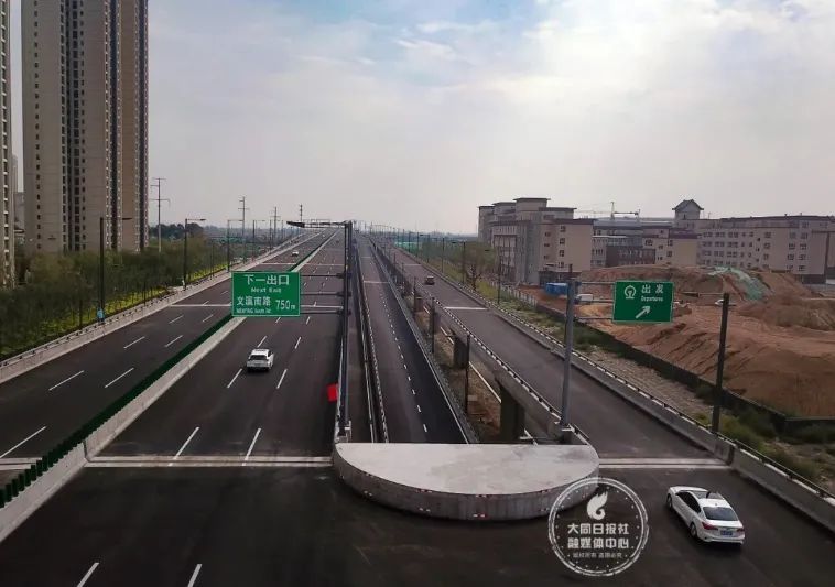 同煤快速路下匝道易走错,标识牌待完善!