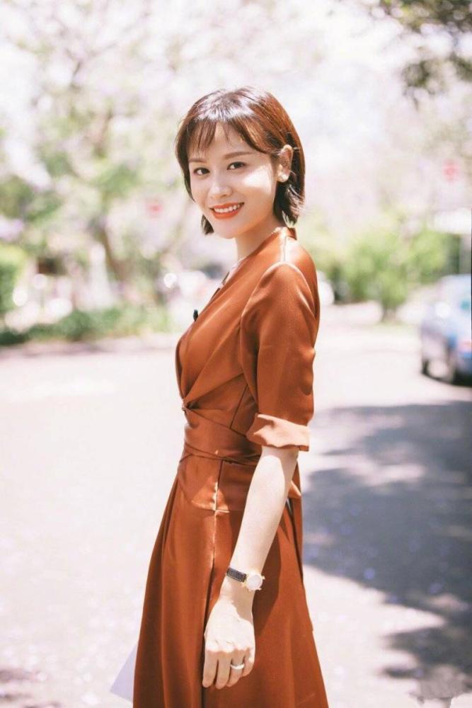 叶一茜在国外真会穿一袭棕色连衣裙摩登复古真不愧是田亮老婆