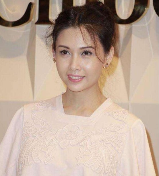 与自己的妻子也是非常的般配,虽然王晶妻子不像艺人一样那么的惊艳