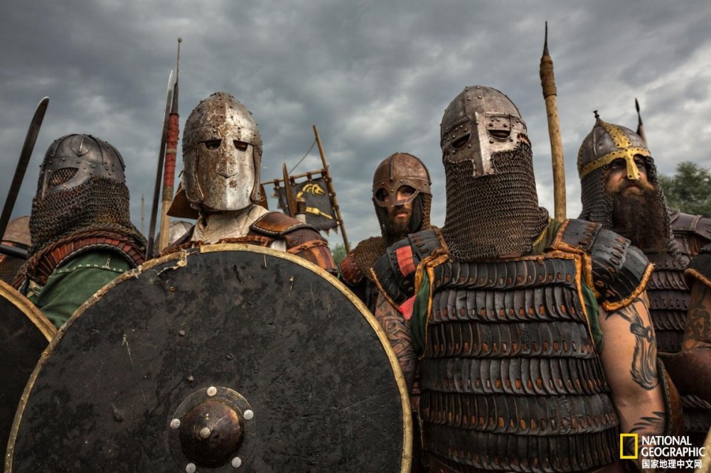 维京人节(festival of slavs and vikings)上,演员们身穿盔甲准备近