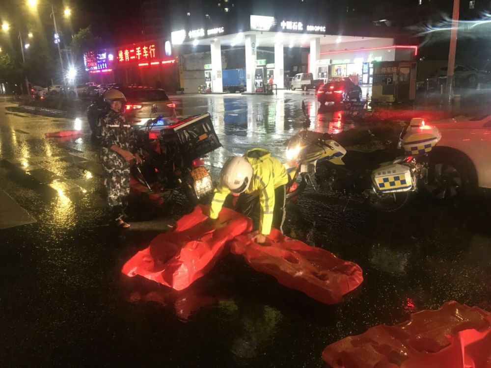 經瞭解,外賣小哥當時由於下雨著急送餐,騎車速度過快,一不小心就撞到