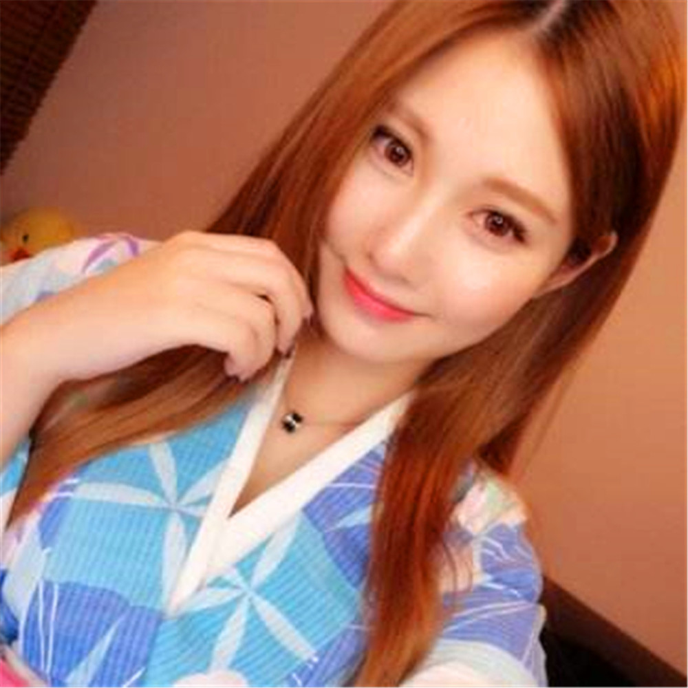 千雪作为炉石区曾经的颜值主播,长相虽然不能说太好看,但是在女生中间