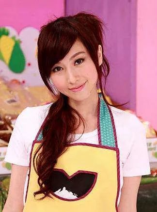 初入港圈,她就和蔡少芬,吴启华一起合作了《侠医传奇》,她在剧中饰演