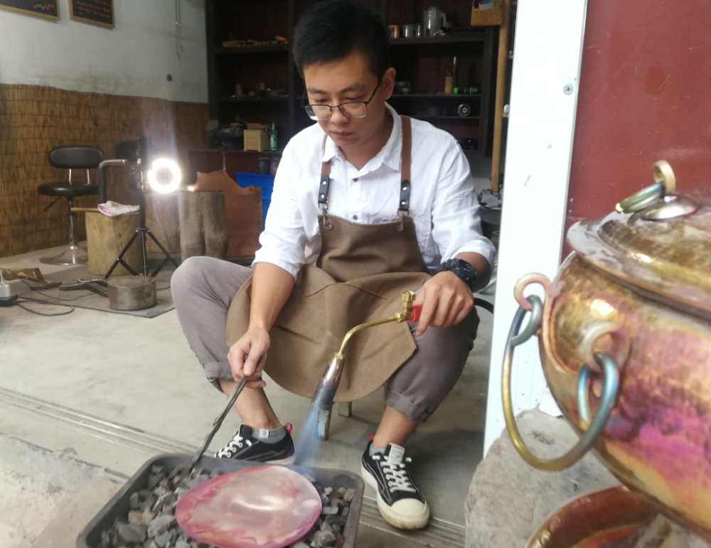 歙县|歙县坡山：湖北小伙子演绎“敲敲打打”的人生！