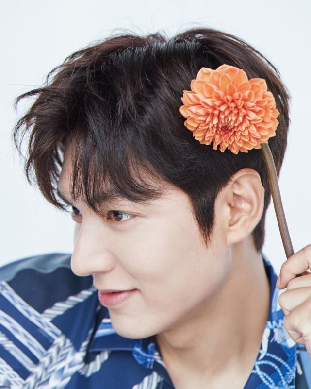 33岁李敏镐晒照变花美男下颌线精致鼻梁高挺笑得让人心空眼神里全是戏