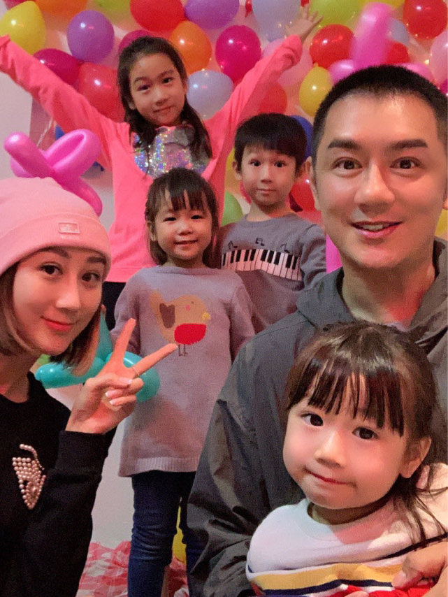 陈浩民一家八口现身五年生四胎场面壮观小16岁娇妻愿拼第五胎