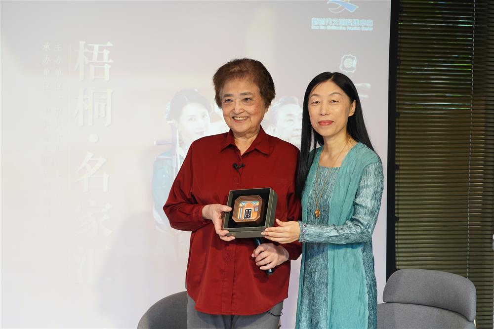 徐汇区委宣传部部长吕晓慧向俞丽拿赠送礼物