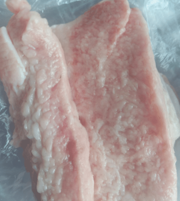 这是在超市买的猪肉猪皮下面是什么东西有懂得么哈哈哈哈能不能吃