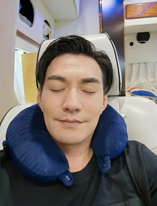 严屹宽在外拍戏想念女儿,父女视频2岁肉肉拿肉串馋爸爸,超俏皮