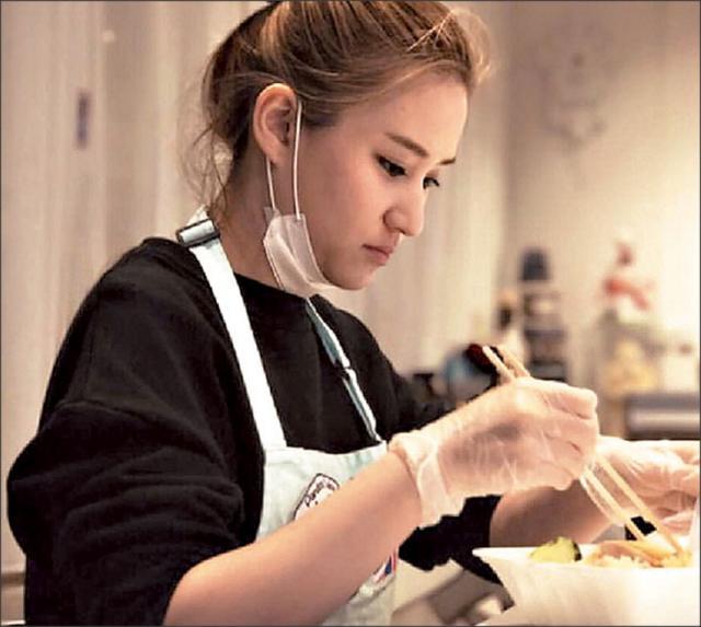 何超莲|何超莲窦骁现身云南，与众友人聚餐，频秀恩爱状态似蜜月