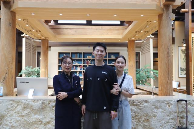 何超莲|何超莲窦骁现身云南，与众友人聚餐，频秀恩爱状态似蜜月