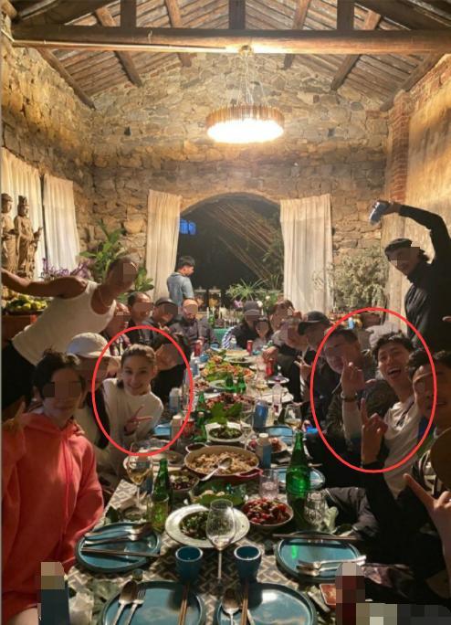 何超莲|何超莲窦骁现身云南，与众友人聚餐，频秀恩爱状态似蜜月