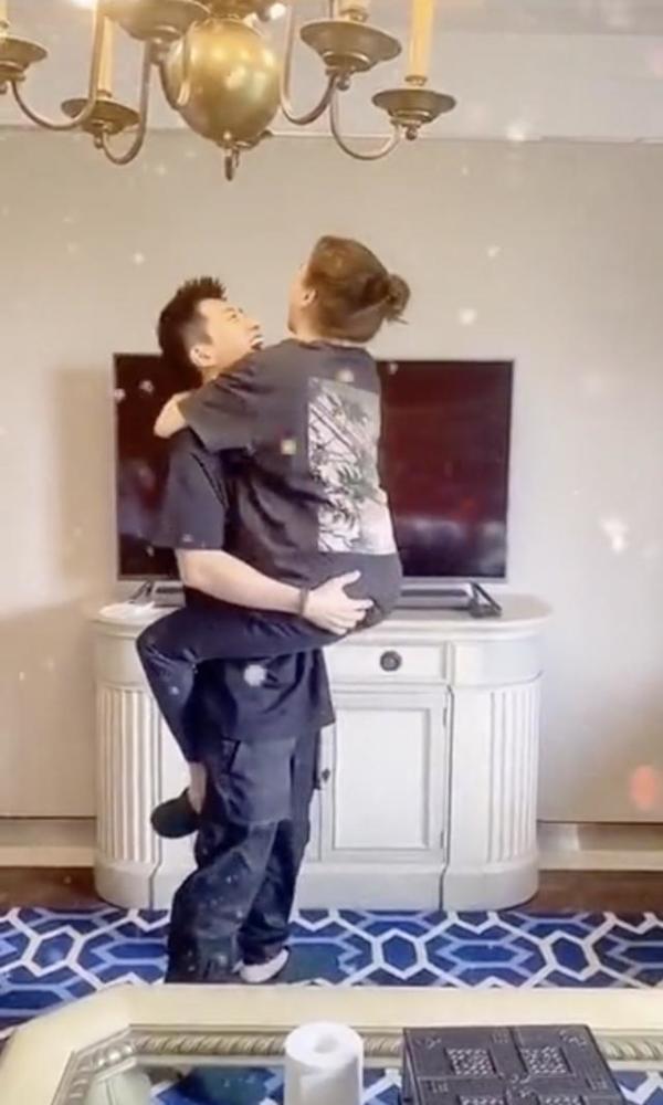 何超莲|何超莲窦骁现身云南，与众友人聚餐，频秀恩爱状态似蜜月