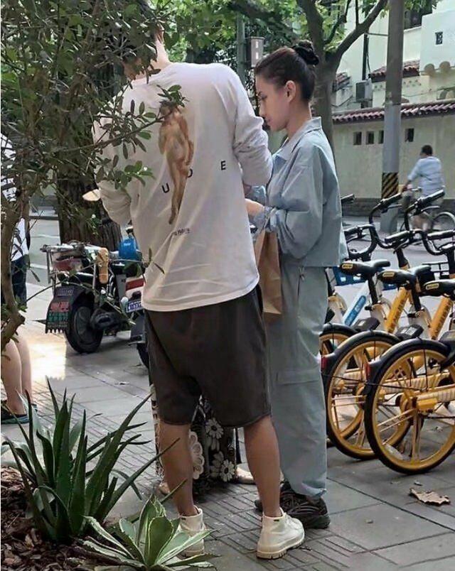 何超莲|何超莲窦骁现身云南，与众友人聚餐，频秀恩爱状态似蜜月