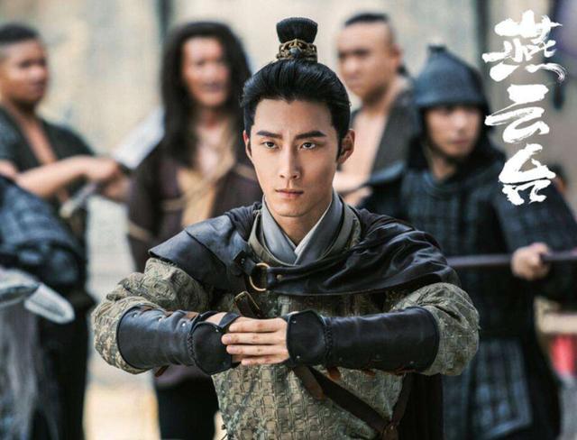 何超莲|何超莲窦骁现身云南，与众友人聚餐，频秀恩爱状态似蜜月