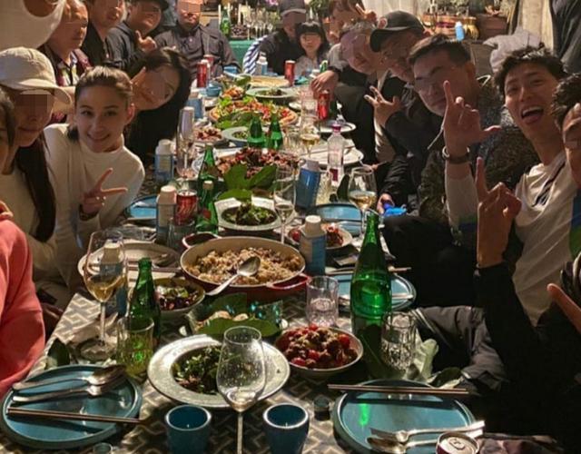 何超莲|何超莲窦骁现身云南，与众友人聚餐，频秀恩爱状态似蜜月