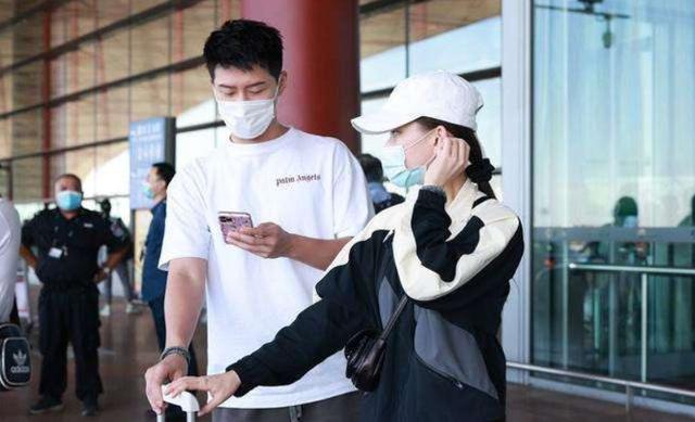 何超莲|何超莲窦骁现身云南，与众友人聚餐，频秀恩爱状态似蜜月