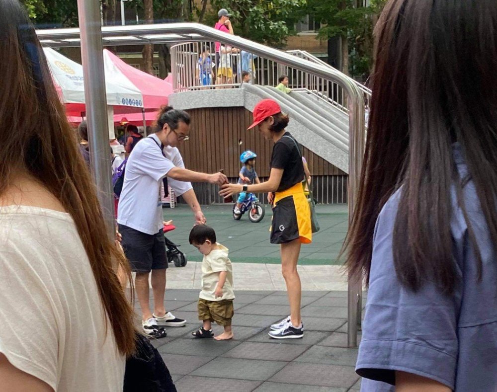 陈意涵|陈意涵一家三口罕有同框，一岁半儿子萌态可掬，老公头发灰白老了不少