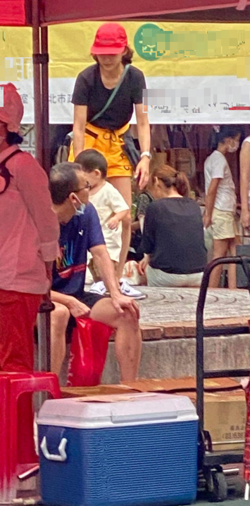 陈意涵|陈意涵一家三口罕有同框，一岁半儿子萌态可掬，老公头发灰白老了不少