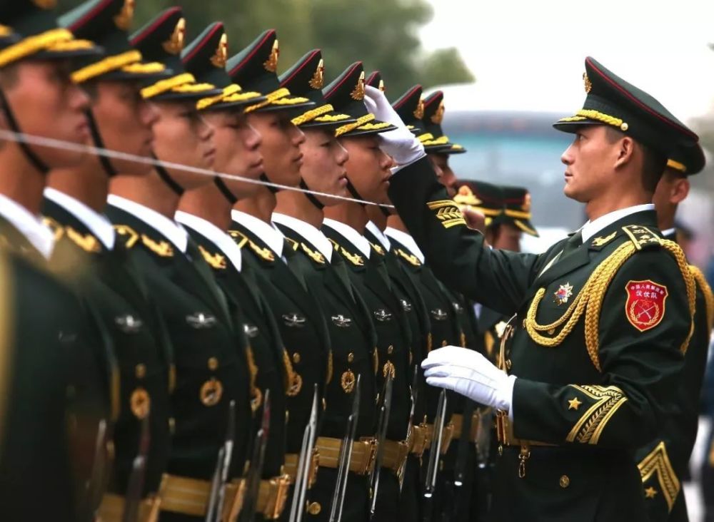 仪仗队都是怎么训练的每年走8000公里穿破7双马靴