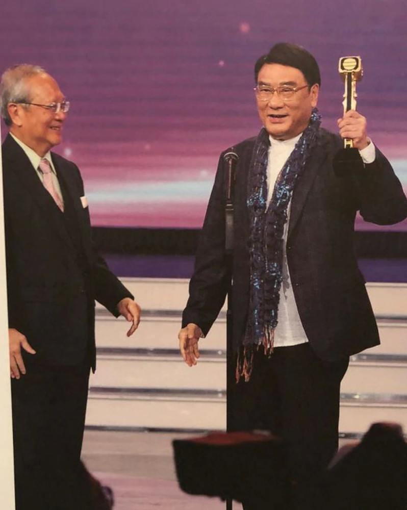 tvb|谭炳文设灵，众星送别，谢贤拄拐杖憔悴现身，TVB高层全数到齐