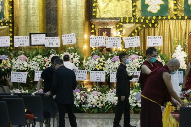 tvb|谭炳文设灵，众星送别，谢贤拄拐杖憔悴现身，TVB高层全数到齐