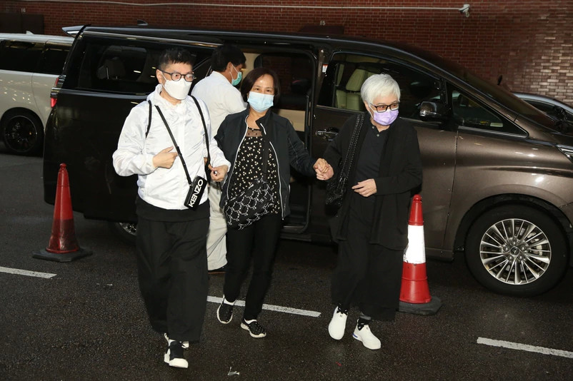 tvb|谭炳文设灵，众星送别，谢贤拄拐杖憔悴现身，TVB高层全数到齐