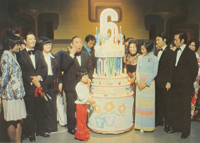 tvb|谭炳文设灵，众星送别，谢贤拄拐杖憔悴现身，TVB高层全数到齐