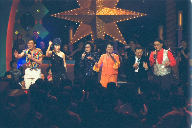 tvb|谭炳文设灵，众星送别，谢贤拄拐杖憔悴现身，TVB高层全数到齐