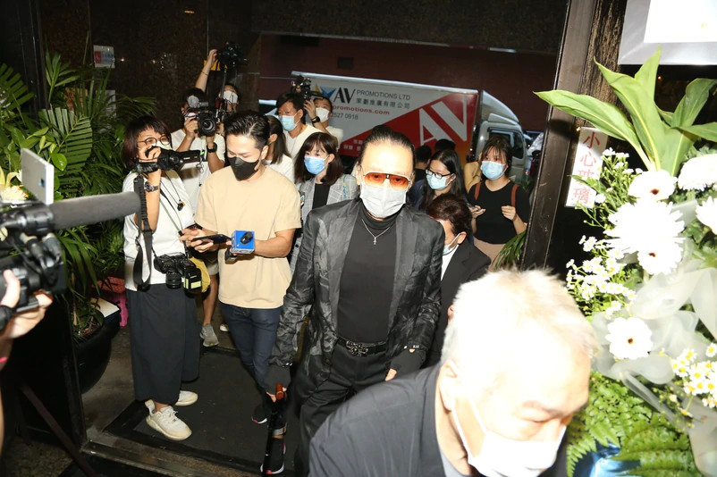 tvb|谭炳文设灵，众星送别，谢贤拄拐杖憔悴现身，TVB高层全数到齐