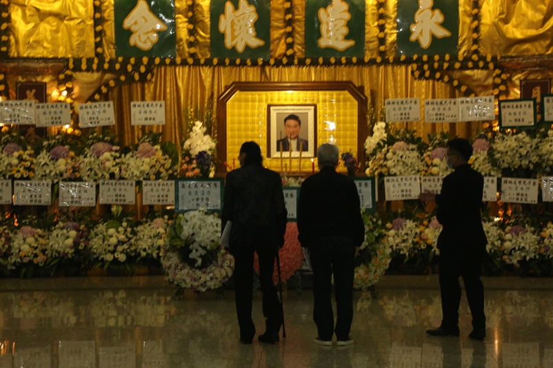 tvb|谭炳文设灵，众星送别，谢贤拄拐杖憔悴现身，TVB高层全数到齐