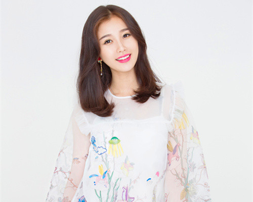 虞书欣|虞书欣自嘲头大，而两家粉丝早有摩擦，被质疑copy杨超越的文案