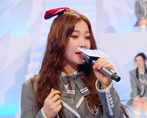 虞书欣|虞书欣自嘲头大，而两家粉丝早有摩擦，被质疑copy杨超越的文案