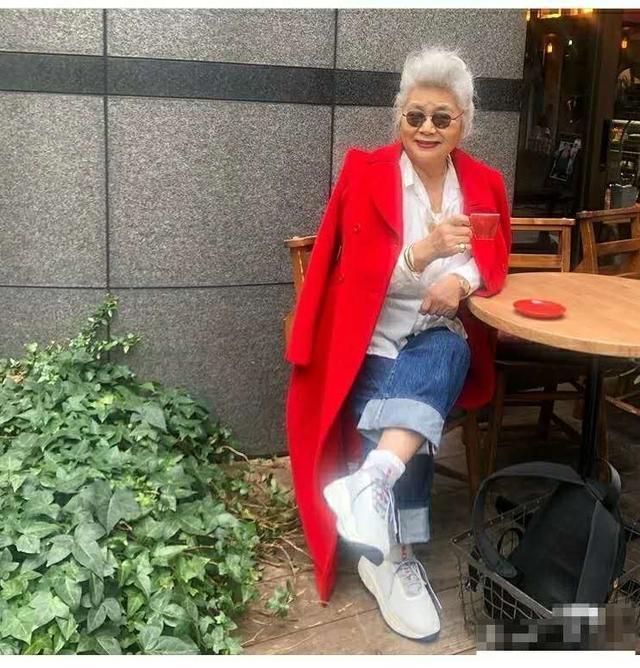 把白衬衫的领口解开,打造小v领,修饰她的脖子曲线和大脸,时尚显瘦.