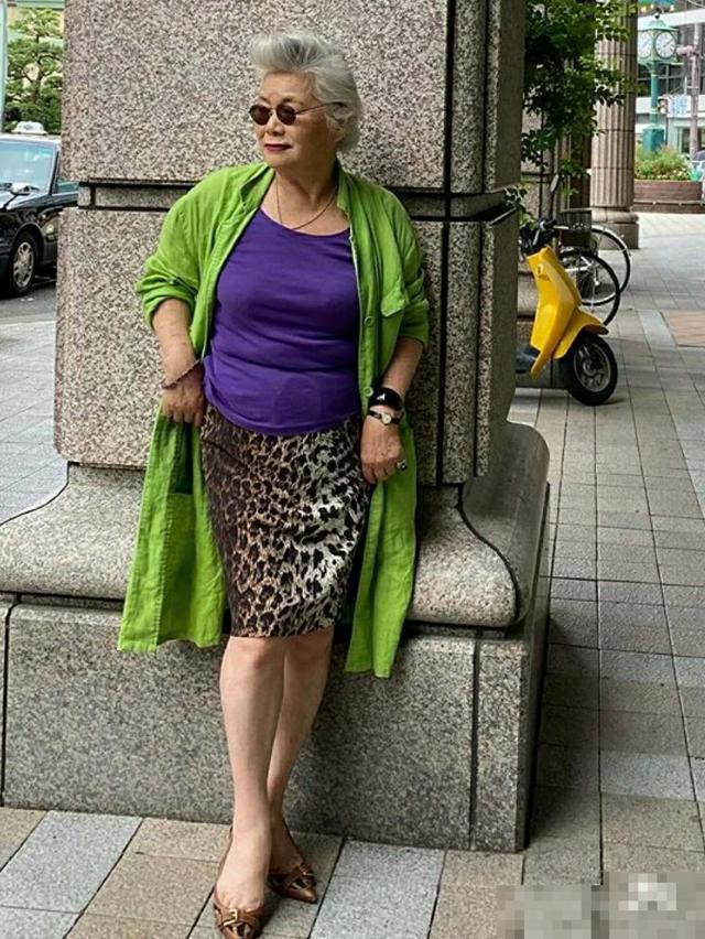 中老年妈妈变老变胖有白发又怎样?照这位80岁奶奶穿,时髦优雅