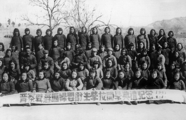 1947年晋察冀边区妇婴卫生学校开学典礼,在战争中学习成长