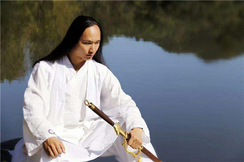 古代武林高手随便飞檐走壁,现代人爬个山都吃力,难道我们退化了